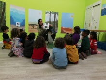 L'educadora Elisenda fent la introducció